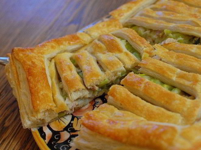 Рецепт быстрого пирога с курицей и луком-пореем