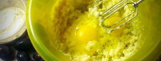 быстрый пирог со сливами. Шаг 3