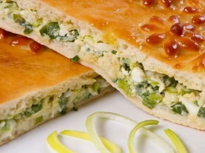 Рецепт быстрого заливного пирога с зеленым луком и яйцом