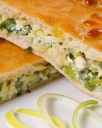 Быстрый заливной пирог с зеленым луком и яйцом