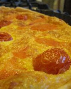 Киш с лососем и помидорами