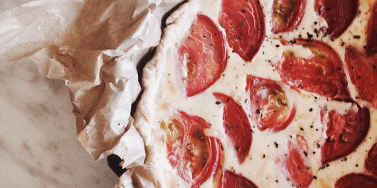 Киш с помидорами черри, базиликом и сыром