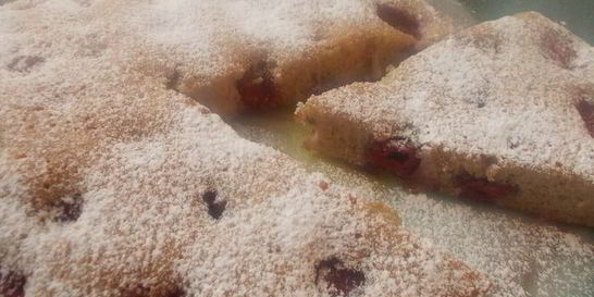 Клубнично-вишневый пирог с корицей