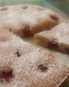 Клубнично-вишневый пирог с корицей