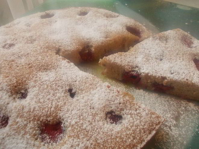 Рецепт клубнично-вишневого пирог с корицей