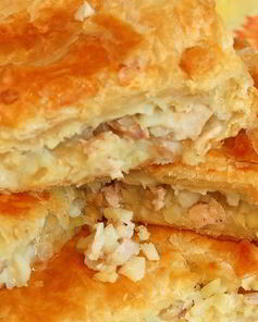 Курник из слоеного теста
