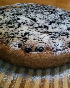 Летний песочно-творожный пирог с вареной сгущенкой и черникой