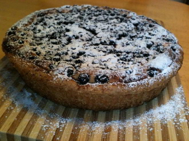 Рецепт летнего песочно-творожный пирог с вареной сгущенкой и черникой