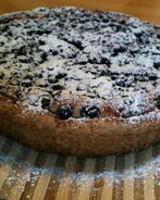 Летний песочно-творожный пирог с вареной сгущенкой и черникой