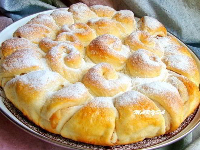 Рецепт медового пирога с карамелизированными яблоками и корицей