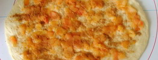 медовый пирог с карамелизированными яблоками и корицей. Шаг 3