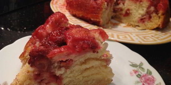 Медовый пирог с клубникой