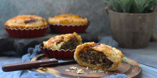 Мини-пироги с печеными баклажанами, фаршем и кедровыми орешками