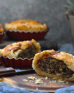 Мини-пироги с печеными баклажанами, фаршем и кедровыми орешками