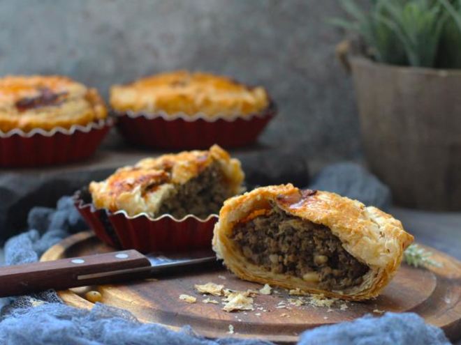 Рецепт мини-пирогов с печеными баклажанами, фаршем и кедровыми орешками
