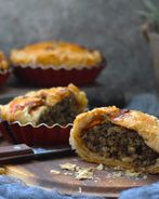 Мини-пироги с печеными баклажанами, фаршем и кедровыми орешками