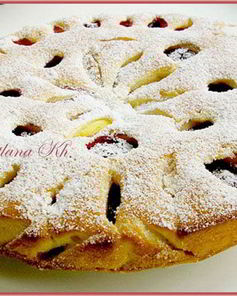 Нежный пирог со сливами и нектаринами