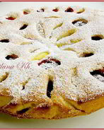 Нежный пирог со сливами и нектаринами