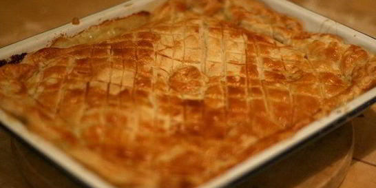 Пирог из слоеного теста с печенью