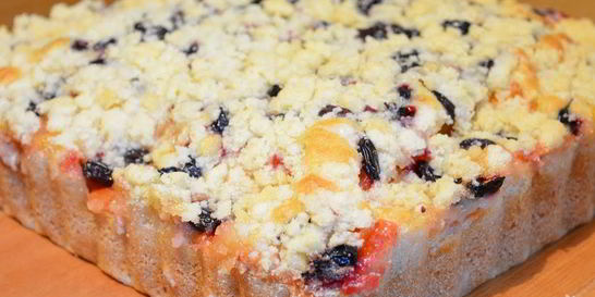 Пирог на кефире с ягодами