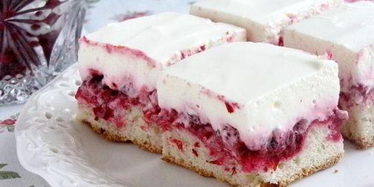 Пирог с брусникой и сметаной