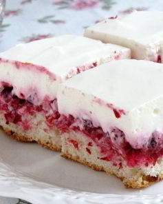 Пирог с брусникой и сметаной