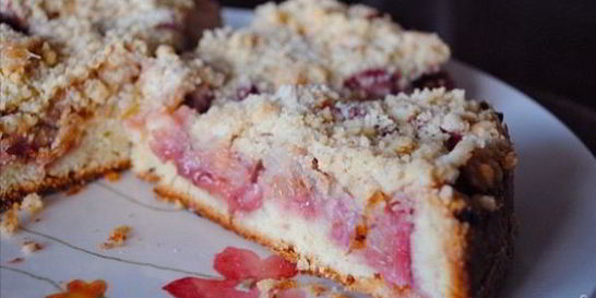 Пирог с клубникой и ревенем