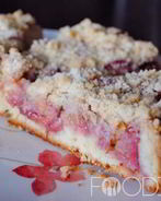 Пирог с клубникой и ревенем