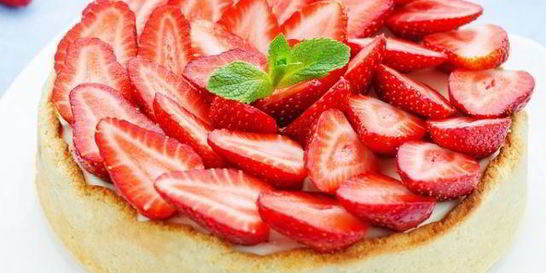 Пирог с клубникой и сметаной