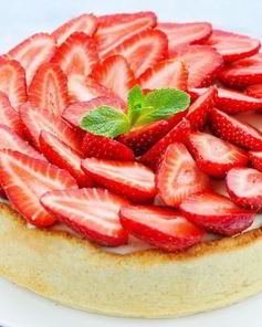 Пирог с клубникой и сметаной