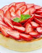 Пирог с клубникой и сметаной