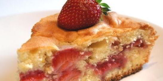 Пирог с клубникой в мультиварке