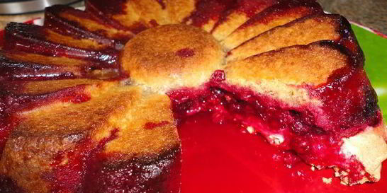 Пирог с красной смородиной