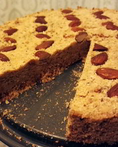 Пирог с кукурузной мукой и миндалем Сбризолона