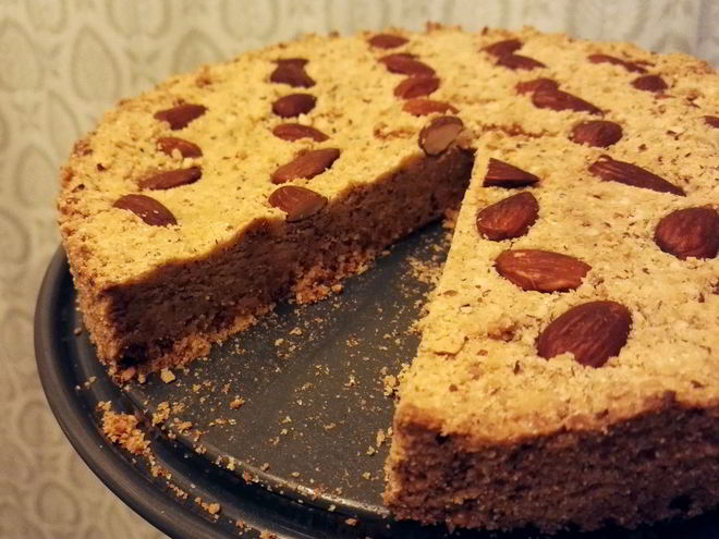 Рецепт пирога с кукурузной мукой и миндалем сбризолона