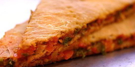 Пирог с томатами, луком и кинзой