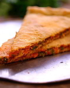 Пирог с томатами, луком и кинзой