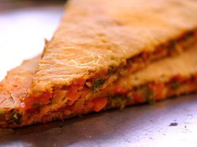 Рецепт пирога с томатами, луком и кинзой