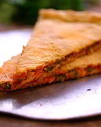 Пирог с томатами, луком и кинзой