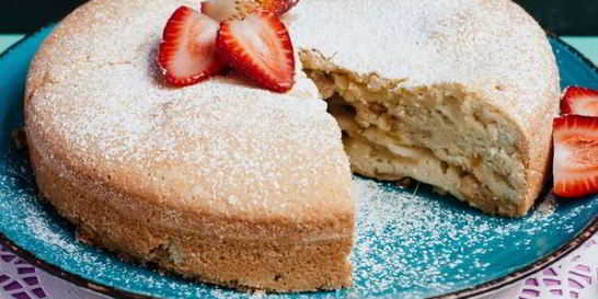 Пирог с яблоками и клубникой