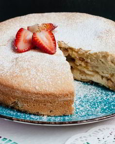 Пирог с яблоками и клубникой