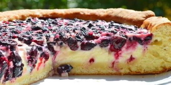 Пирог с жимолостью