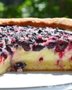 Пирог с жимолостью