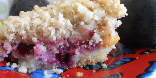 Пирог со сливами и персиками