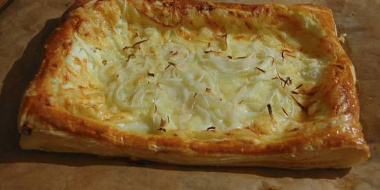 Простой сырный пирог с луком