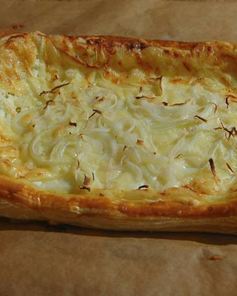 Простой сырный пирог с луком