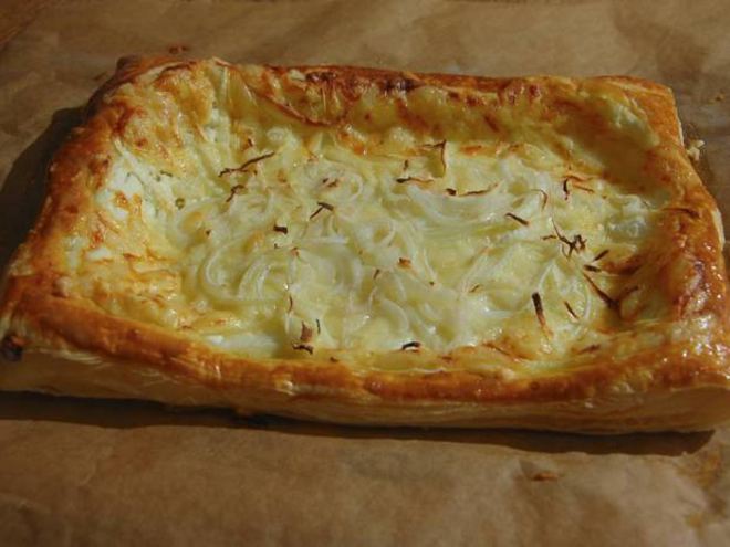 Рецепт простого сырного пирога с луком