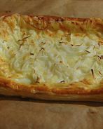 Простой сырный пирог с луком