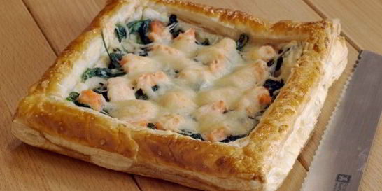 Слоеный пирог с форелью и шпинатом