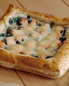 Слоеный пирог с форелью и шпинатом